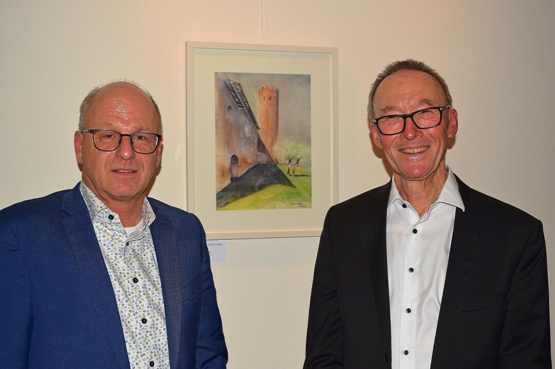 Der Künstler Andreas Neureuther und Amtsleiter Peter Lauber stehen vor einem Bild des Künstlers